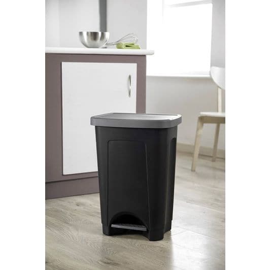 Poubelle à pédale plastique noir 50L